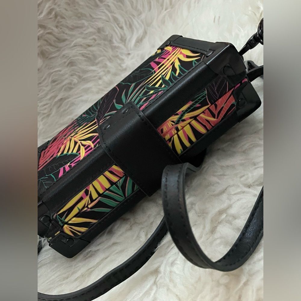 Call it Spring Crossbody Bag Hardshell Leafy Pattern - Picture 3 of 11